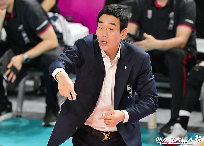 16일 오후 인천 부평구 삼산월드체육관 열린 '진에어 2025-2026 V-리그' 흥국생명과 정관장의 경기, 정관장 고희진 감독이 작전을 지시하고 있다. 인천, 김한준 기자