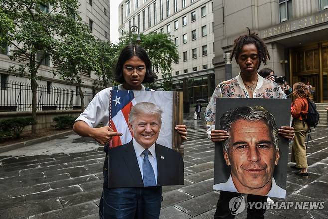 트럼프 대통령과 엡스타인 사진 [AFP 연합뉴스 자료사진]