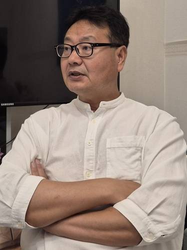 입양인 김준호 씨를 돕고 있는 류동익 FPF 공동 대표 [윤근영 기자 촬영]