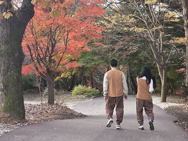수덕사에서 산책하는 '나는 절로' 커플 [촬영 정지수 수습기자]