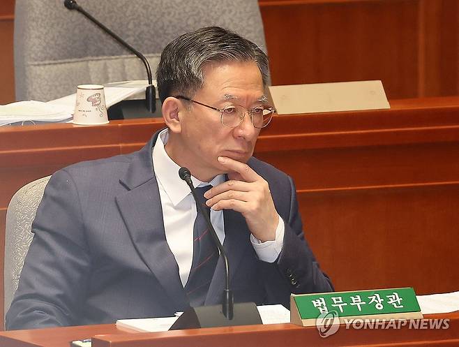 생각에 잠긴 정성호 법무부 장관 [연합뉴스 자료사진]
