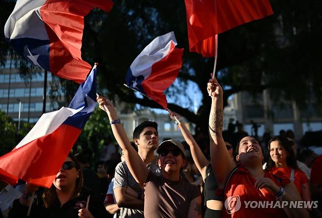 16일(현지시간) 칠레 국기 흔드는 하라 후보 지지자 [산티아고 AFP=연합뉴스. 재판매 및 DB 금지]