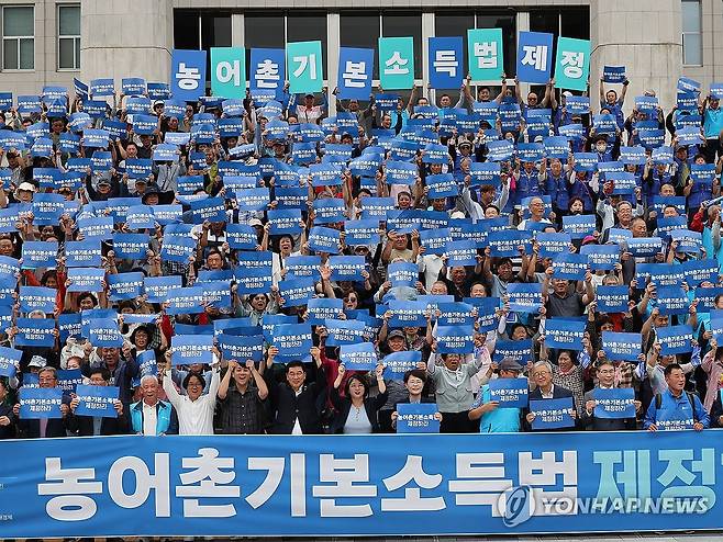 농어촌기본소득법 제정 촉구 기자회견 (서울=연합뉴스) 박동주 기자 = 12일 서울 여의도 국회 본청 앞 계단에서 열린 농어촌기본소득법 제정 촉구 기자회견에서 참가자들이 구호를 외치고 있다. 2025.9.12 pdj6635@yna.co.kr