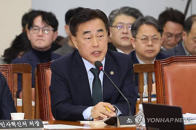 언론사 단전·단수 지시 관련 답변하는 허석곤 소방청장 (서울=연합뉴스) 김주성 기자 = 허석곤 소방청장이 13일 국회 행정안전위원회 전체회의에서 비상계엄 당시 이상민 전 행정안전부 장관의 언론사에 대한 단전·단수 지시와 관련한 더불어민주당 윤건영 의원의 질의에 답하고 있다. 2025.1.13 utzza@yna.co.kr