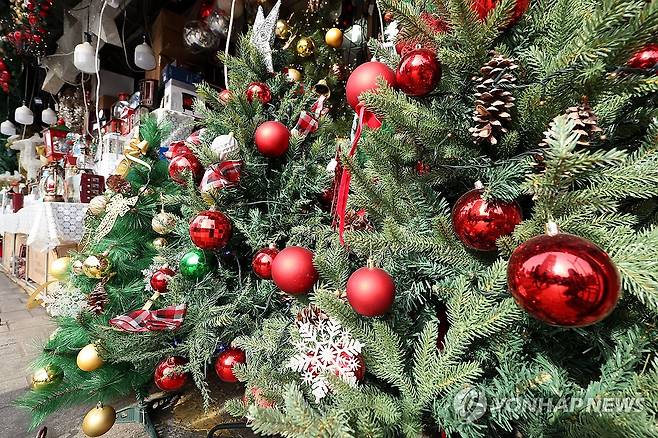 크리스마스 분위기 가득한 거리(기사와 관련 없는 사진) [연합뉴스 자료사진]