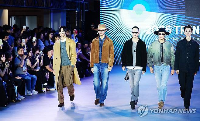 K-패션 브랜드를 만나는 자리 (서울=연합뉴스) 진연수 기자 = 20일 오후 서울 강남구 코엑스에서 열린 2025 트렌드페어에서 모델들이 패션쇼를 하고 있다. 2025.8.20 jin90@yna.co.kr