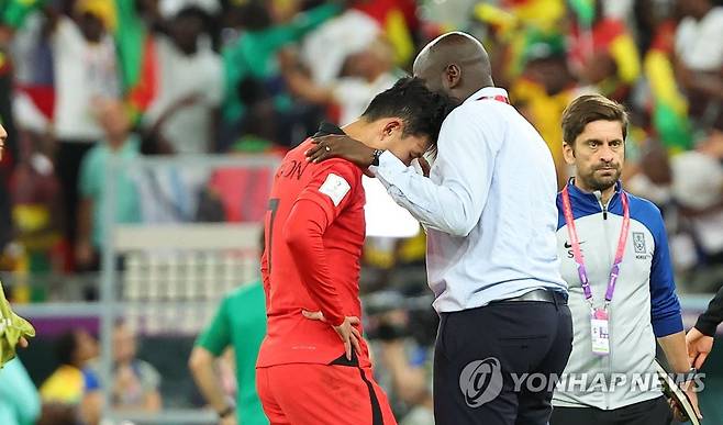 2022 카타르 월드컵 당시 오토 아도 감독에게 위로받는 손흥민 [연합뉴스 자료사진]