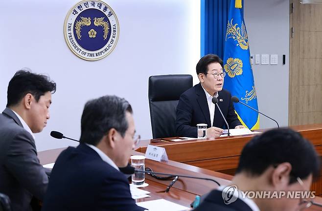 4차 수석·보좌관 회의, 발언하는 이재명 대통령 (서울=연합뉴스) 홍해인 기자 = 이재명 대통령이 지난 7월 17일 서울 용산 대통령실 청사에서 열린 4차  수석·보좌관 회의에서 발언하고 있다. 2025.7.17 hihong@yna.co.kr