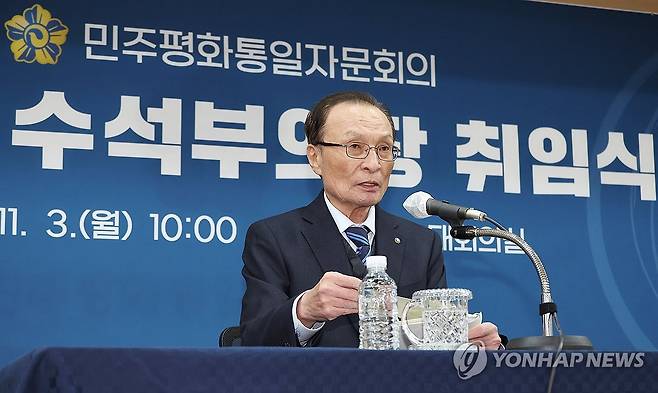 취임사 하는 이해찬 전 총리 (서울=연합뉴스) 김주형 기자 = 이해찬 전 총리가 3일 서울 중구 민주평화통일자문회의 사무처에서 열린 제22기 민주평화통일자문회의 수석부의장 취임식에서 취임사 하고 있다. 2025.11.3 kjhpress@yna.co.kr