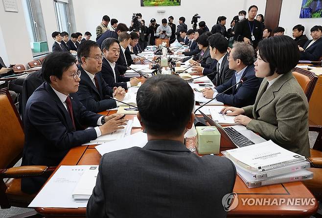 예산결산특별위원회 예산안 조정소위원회 (서울=연합뉴스) 박동주 기자 = 17일 서울 여의도 국회에서 열린 예산결산특별위원회 예산안 조정소위원회에서 한병도 소위원장이 회의를 주재하고 있다. 2025.11.17 pdj6635@yna.co.kr