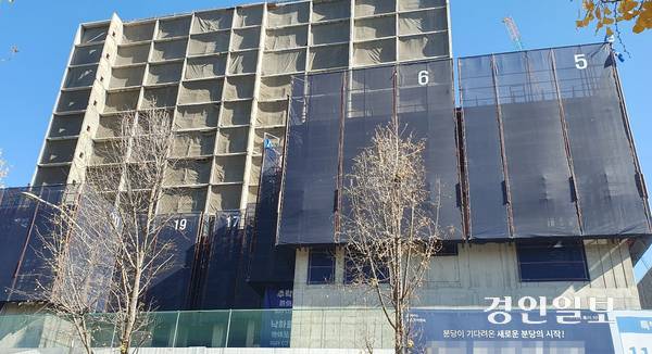 성남시로부터 수십억원의 행정·재정적 공공지원을 받아 리모델링이 진행 중인 분당 느티마을 3단지. 분양가를 3.3㎡ 7천만원 넘게 책정하면서 고분양가 논란이 일고 있다. 2025.11.18 성남/김순기기자 ksg2011@kyeongin.com