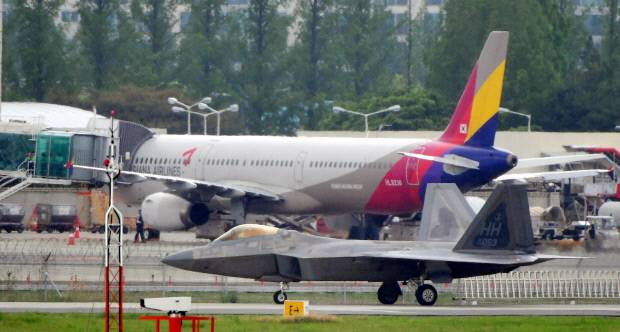 광주공항의 여객기와 전투기. 뉴시스