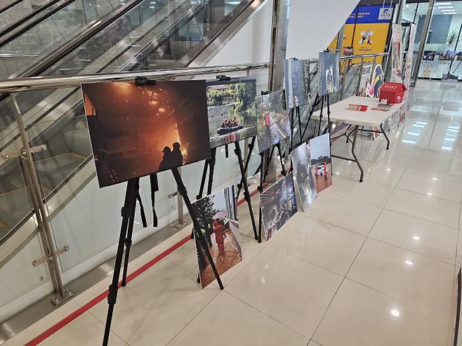 18일 광주 남구청에 광주소방본부가 주관한 '소방사진 전시회' 전시물들이 방화셔터 하단에 일렬로 놓여 있다. /조태훈 기자