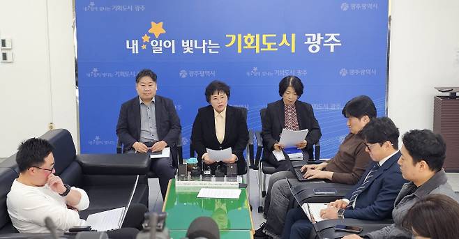 김영선 광주시 통합교통국장이 지난 11월 10일 시청 기자실에서 광주공항 국제선 임시취항 재추진에 대한 입장문을 발표하고 배경을 설명하고 있다. /김성빈 기자 ksb@namdonews.com