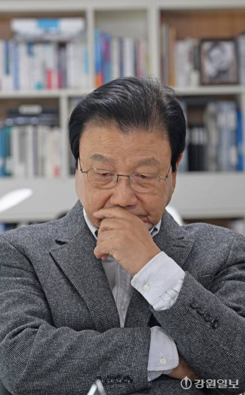 김진선 전 지사가 평창 오대산 자락의 산실에서 12년의 도정 등에 대해 이야기 하고 있다. 평창=권태명기자