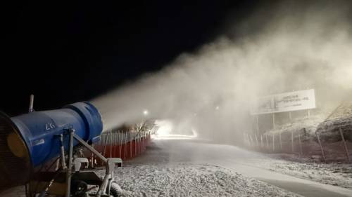 ◇엘리시안 강촌 스키장이 기온이 영하에 접어들면서 본격적인 제설 작업을 시작했다.