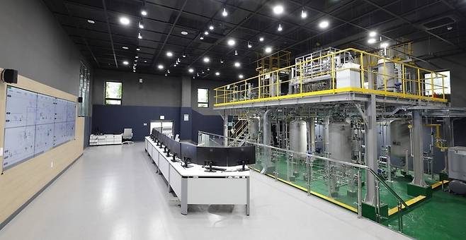 울산과학대 서부캠퍼스 창의혁신관에 구축한 화학·바이오공정훈련센터. 재학생 교육뿐만 아니라 지역 석유화학 산업체 재직자를 대상으로 직무 향상 교육을 진행해 지역사회 발전에 이바지하고 있다. 울산과학대 제공