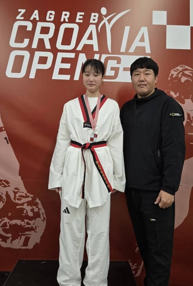 고성군 소가야중학교 서현 이 29회 자그레브 크로아티아 오픈(WT-G1) 태권도대회에서 은메달을 획득했다. 수상 후 찍은 기념사진. /고성군
