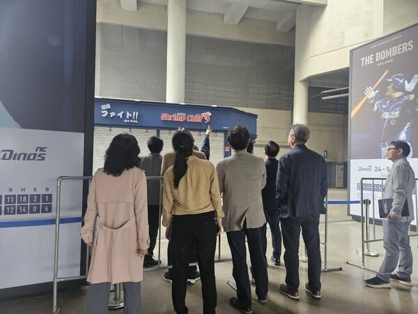 창원NC파크 시설물 사고 조사위원회가 4월 23일 창원NC파크 사고 현장 등을 둘러보고 있다. /창원시