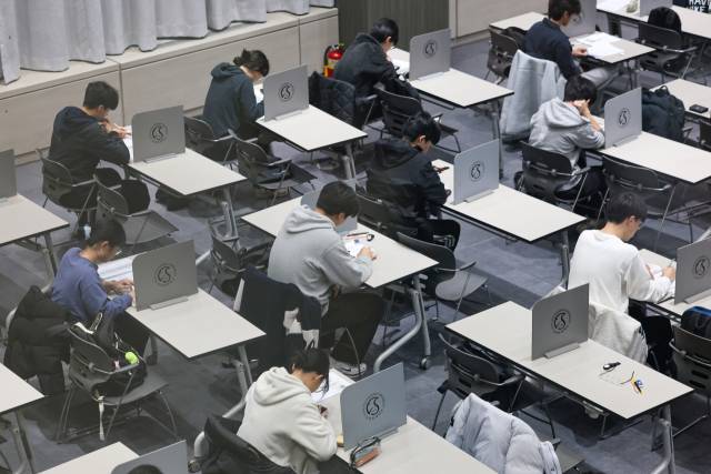 지난 16일 2026학년도 대입 수시모집 논술시험이 열린 서울 종로구 성균관대학교에서 수험생들이 시험 시작을 기다리고 있다. 연합뉴스