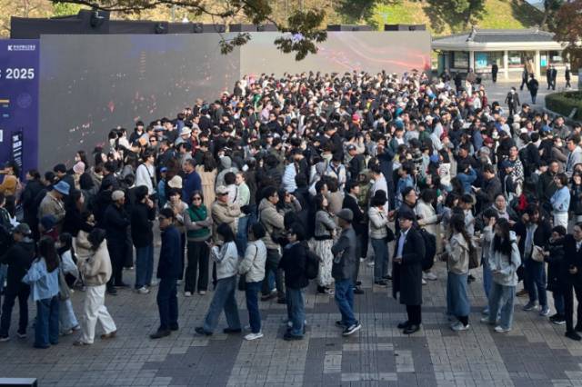 신라 금관 특별전을 관람하기 위해 전시관 개관 시간 전부터 수많은 인파가 몰려 있다. 경주박물관 제공