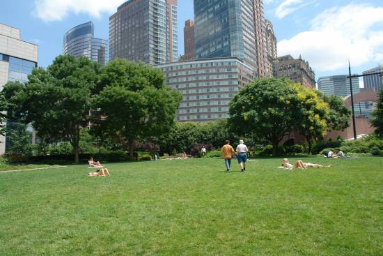 뉴욕 맨해튼의 도심 소공원은 시민들의 여가 쉼터이자 일광욕장으로 인기를 누리는 녹색 공간입니다.