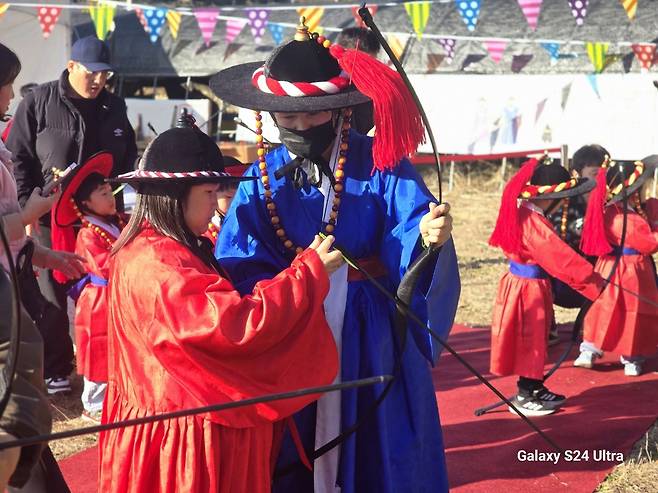 성주 임진의병예술제 행사장에서 의병복을 갖춰입고 활쏘기 체험을 하는 어린이. /성주군 제공