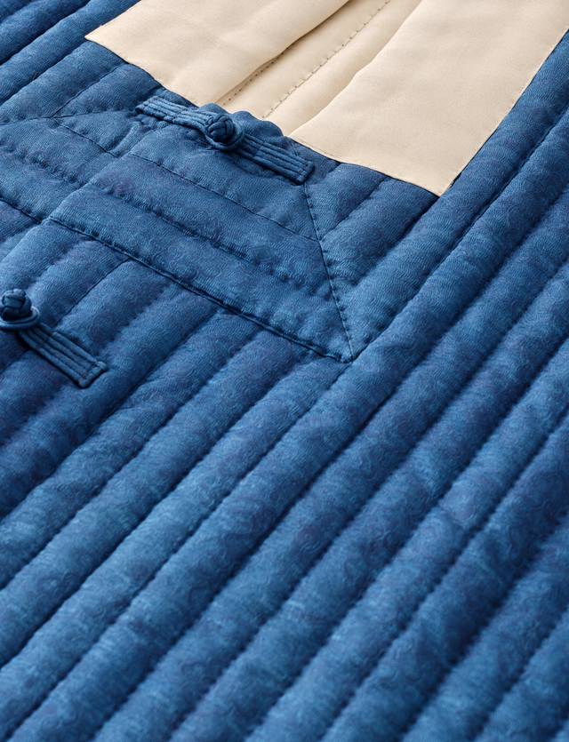 16세기 누비 방령 깃 부분 확대. 방령의 특징인 네모난 깃은 물론 옷을 여미는 매듭과 정교함의 극치를 이룬 섬세한 누비가 잘 느껴진다. 겉감은 문단, 안감은 명주를 썼고, 솜을 대어 누볐다. 이순협 작가 작품.