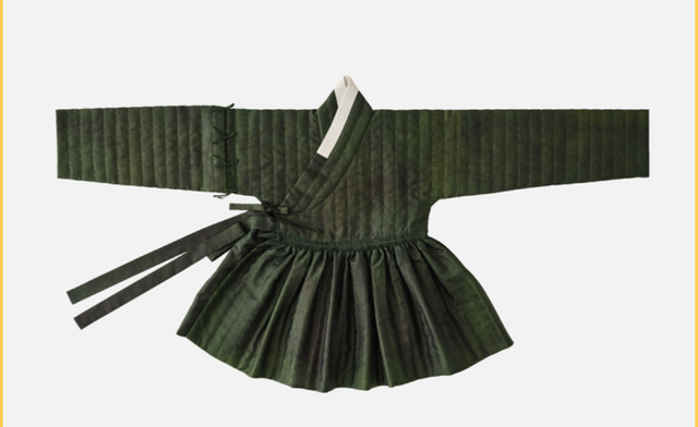 16세기 윤선언 묘에서 출토된 복식을 ½로 축소 재현한 남자 누비옷이다. 철릭은 저고리와 치마가 허리선에서 연결되어 있는 복식인데, 여자용이 아니라 남자 복식이다.