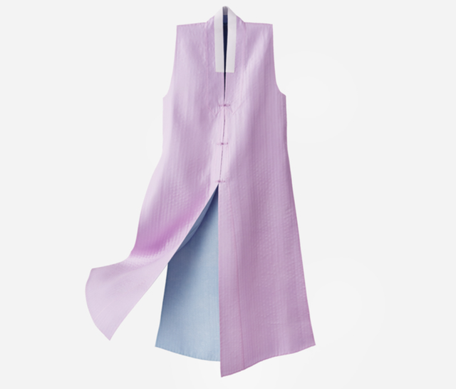 17세기 심익상 묘에서 출토된 복식인 남성용 '겹누비 배자'. 재현 복식으로 깃머리가 세모난 매부리형이 특징이다. 출토복식 가운데 유일한 세모난 깃이다. 이순협 작품