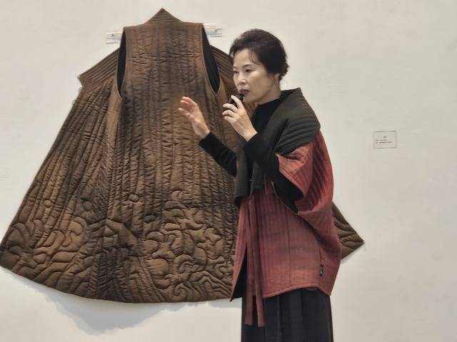 실크에 솜을 넣고, 문양누비로 완성한 현대물 누비 배자에 대해서 설명하고 있는 이순협 누비장 우수 이수자. 최미화 기자