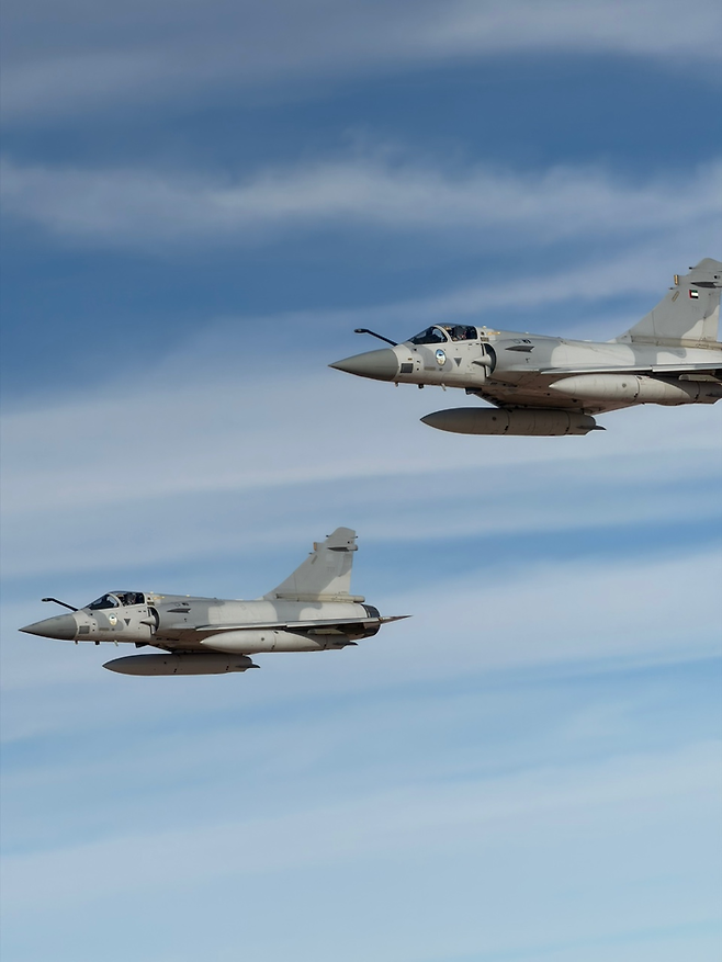 17일 오후 UAE 아부다비 영공에서 이재명 대통령이 탑승한 공군 1호기 오른쪽에 전투기가 호위 비행을 하고 있다. 정재훈기자 jjhoon@yeongnam.com