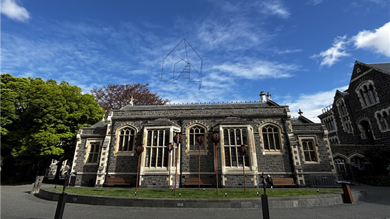 크라이스트처치 아트센터의 대표적 조형물인 공중에 떠 있는 에코(Echo) / 사진=김소은