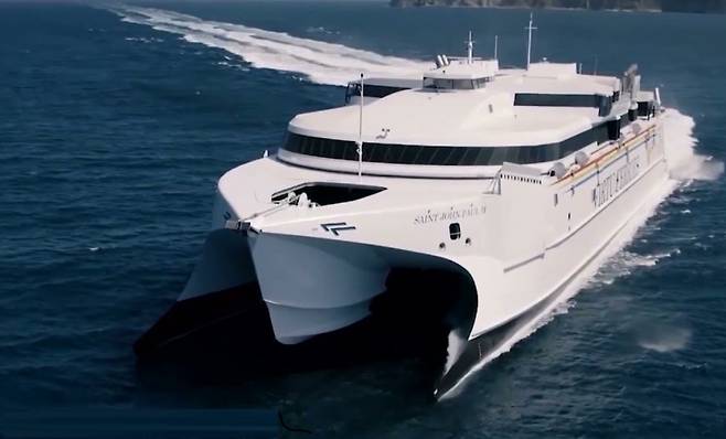 제주항과 추자항을 연결하는 산타모니카호 전경.