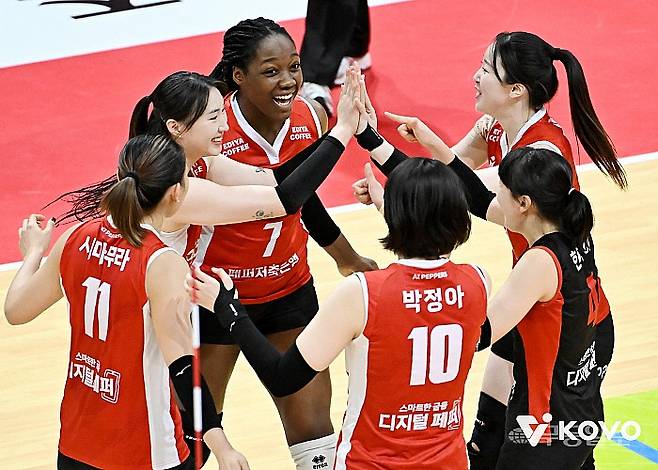 페퍼저축은행은 18일 광주페퍼스타디움에서 열린 진에어 2025-2026 V-리그 2라운드 현대건설 힐스테이트와의 홈경기에서 세트스코어 3-1로 승리했다. KOVO 제공