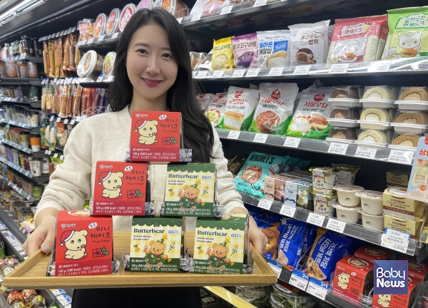 모델이 GS25가 4천원 대로 선보인 크리스마스 미니케이크를 소개하고 있다. ⓒGS25