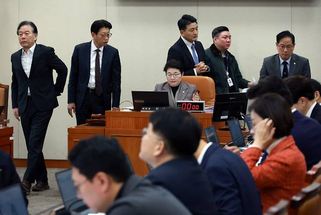 국회 기획재정위원회 임이자 위원장과 정태호 여당, 박수영 야당 간사가 17일 서울 여의도 국회에서 열린 기획재정위원회 전체회의에서 대화한 뒤 자리로 돌아가고 있다.(사진 = 뉴시스)