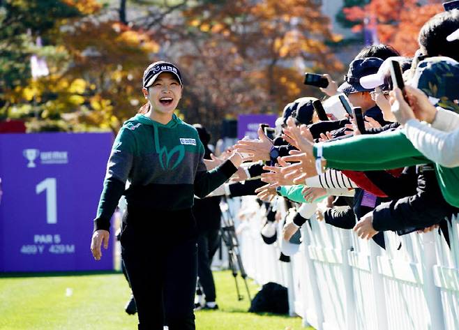 팬들과 하이파이브하는 유현조.(사진=위메이드 제공)