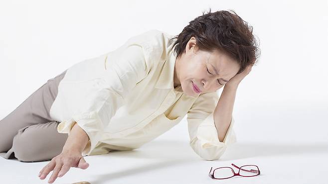 갑자기 극심한 두통·어지럼증이 생겼다면 뇌졸중의 위험 신호일 수 있다｜출처: 클립아트코리아