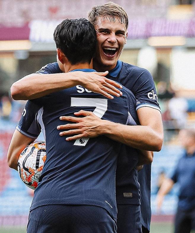 미키 판더펜과 포옹하는 손흥민