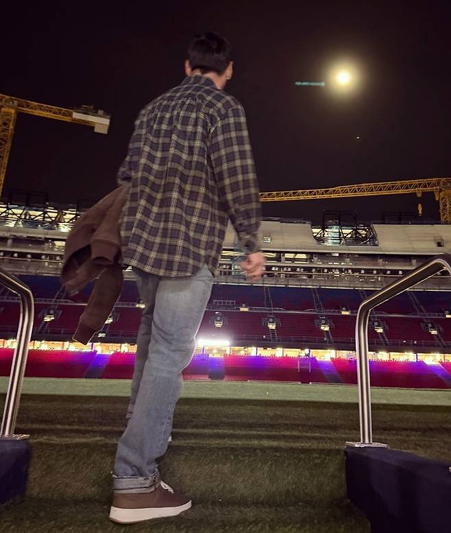 리오넬 메시가 공사 막바지의 캄 노우를 방문한 모습&nbsp;