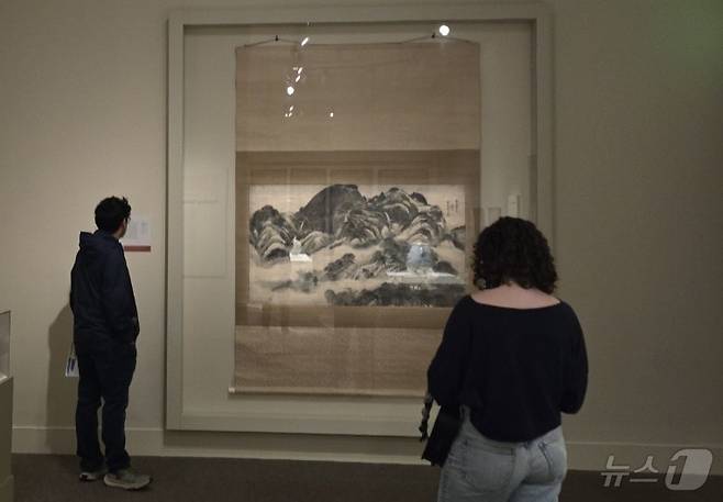 지난 15일(현지시간) 미국 워싱턴DC 스미소니언 국립아시아미술관을 찾은 관람객들이 '한국의 보물: 모으고, 아끼고, 나누다' 특별전에 전시된 겸재 정선의 '인왕제색도'를 감상하고 있다. 2025.11.17. ⓒ News1 류정민 특파원