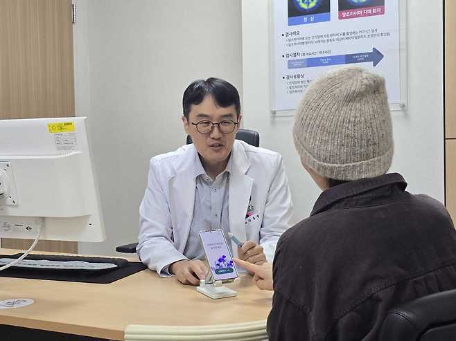 용인세브란스병원 정신건강의학과 김우정 교수가 경도인지장애 환자에게 이모코그 경도인지장애 디지털치료기기 '코그테라'(Cogthera)의 사용 방법을 설명하고 있다. (이모코그 제공)