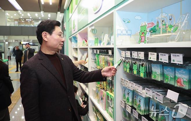 17일 진행된 '조아용in스토어' 수지구청점 개소식에서 이상일 시장이 조아용 굿즈를 살펴보고 있다.(용인시 제공)