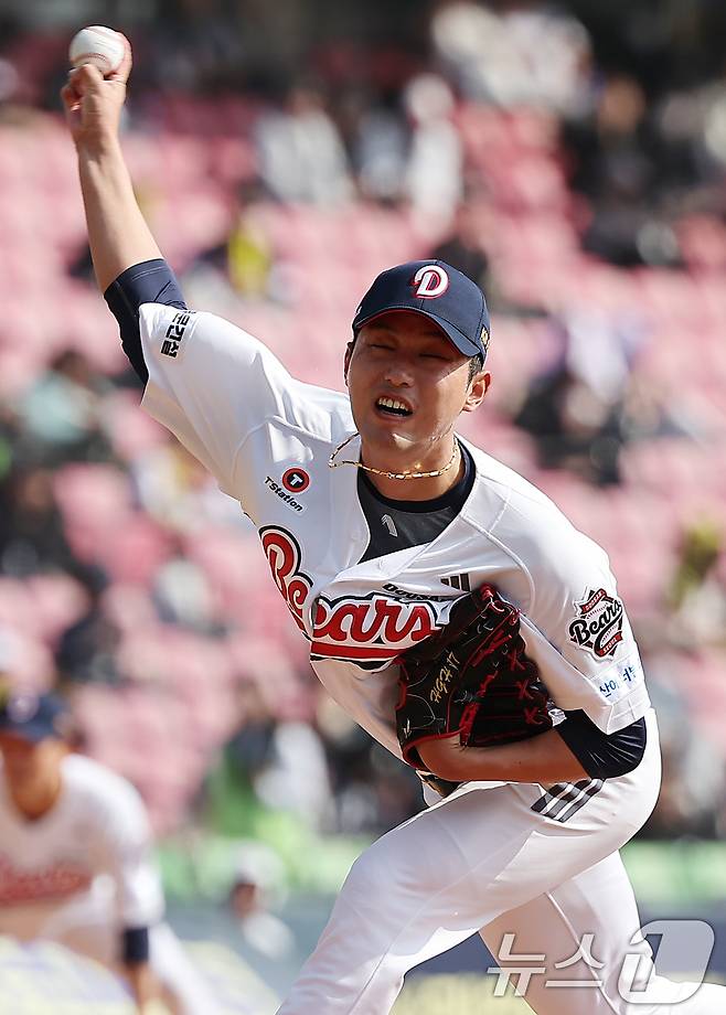 14일 서울 송파구 잠실야구장에서 열린 2025 프로야구 KBO리그 KIA 타이거즈와 두산 베어스의 시범경기, 두산 홍건희가 7회초 등판해 힘차게 공을 던지고 있다. 2025.3.14/뉴스1 ⓒ News1 김진환 기자