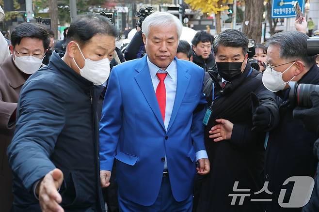 서울서부지법 폭력 난동 사태 배후로 지목돼 온 전광훈 사랑제일교회 목사가 18일 오전 경찰 조사를 받기 위해 서울경찰청에 출석하고 있다. 2025.11.18/뉴스1 ⓒ News1 이광호 기자