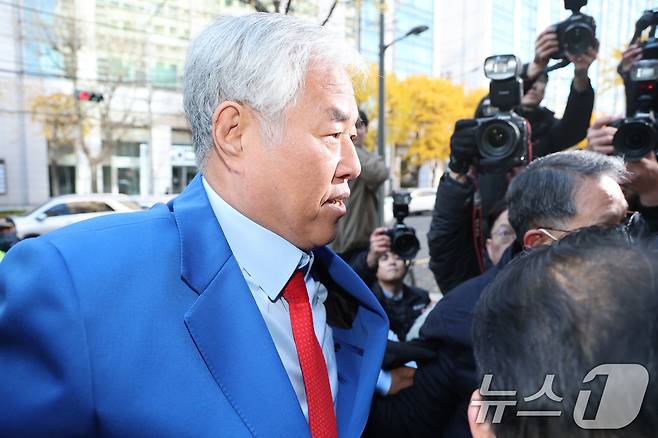 서울서부지법 폭력 난동 사태 배후로 지목돼 온 전광훈 사랑제일교회 목사가 18일 오전 경찰 조사를 받기 위해 서울경찰청에 출석하고 있다. 2025.11.18/뉴스1 ⓒ News1 이광호 기자