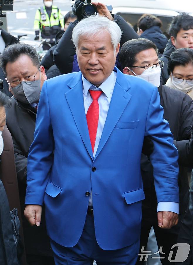 서울서부지법 폭력 난동 사태 배후로 지목돼 온 전광훈 사랑제일교회 목사가 18일 오전 경찰 조사를 받기 위해 서울경찰청에 출석하고 있다. 2025.11.18/뉴스1 ⓒ News1 이광호 기자