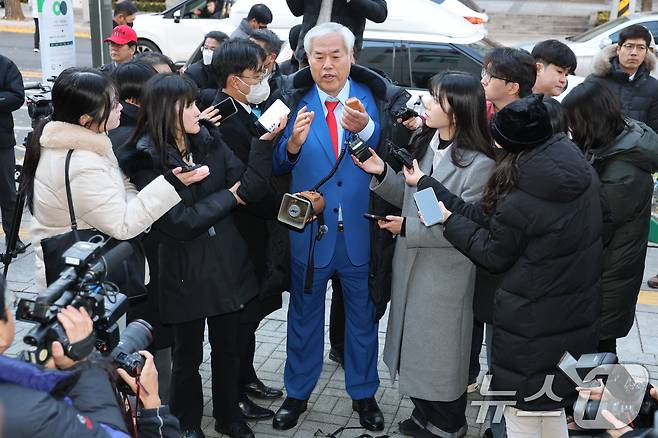 서울서부지법 폭력 난동 사태 배후로 지목돼 온 전광훈 사랑제일교회 목사가 18일 오전 피의자 신분으로 조사를 받기 위해 서울경찰청에 출석하며 입장을 밝히고 있다. 2025.11.18/뉴스1 ⓒ News1 이광호 기자