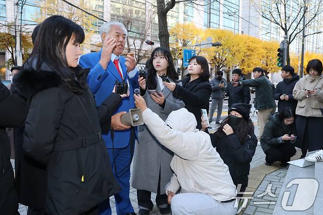 서울서부지법 폭력 난동 사태 배후로 지목돼 온 전광훈 사랑제일교회 목사가 18일 오전 피의자 신분으로 조사를 받기 위해 서울경찰청에 출석하며 입장을 밝히고 있다. 2025.11.18/뉴스1 ⓒ News1 이광호 기자